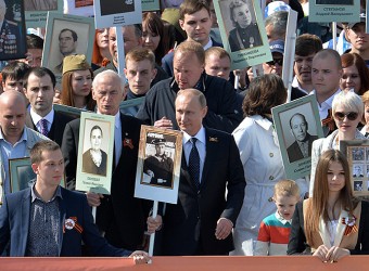 Путин возглавил шествие Бессмертного полка